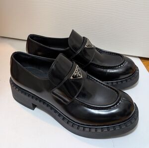 Prada Leather Triangle Logo Loafers Size 41 NWOB Black Chunky
